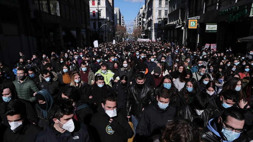 Τα φιλοκυβερνητικά ΜΜΕ «βάφτισαν» την πορεία των φοιτητών ως «κορωνο-διαδήλωση»