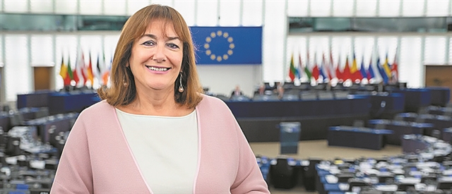 «Καμπανάκι» από την αντιπρόεδρο της ΕΕ για θέματα δημογραφίας – «Η Ελλάδα θα δει μεγάλη μείωση στον πληθυσμό της»