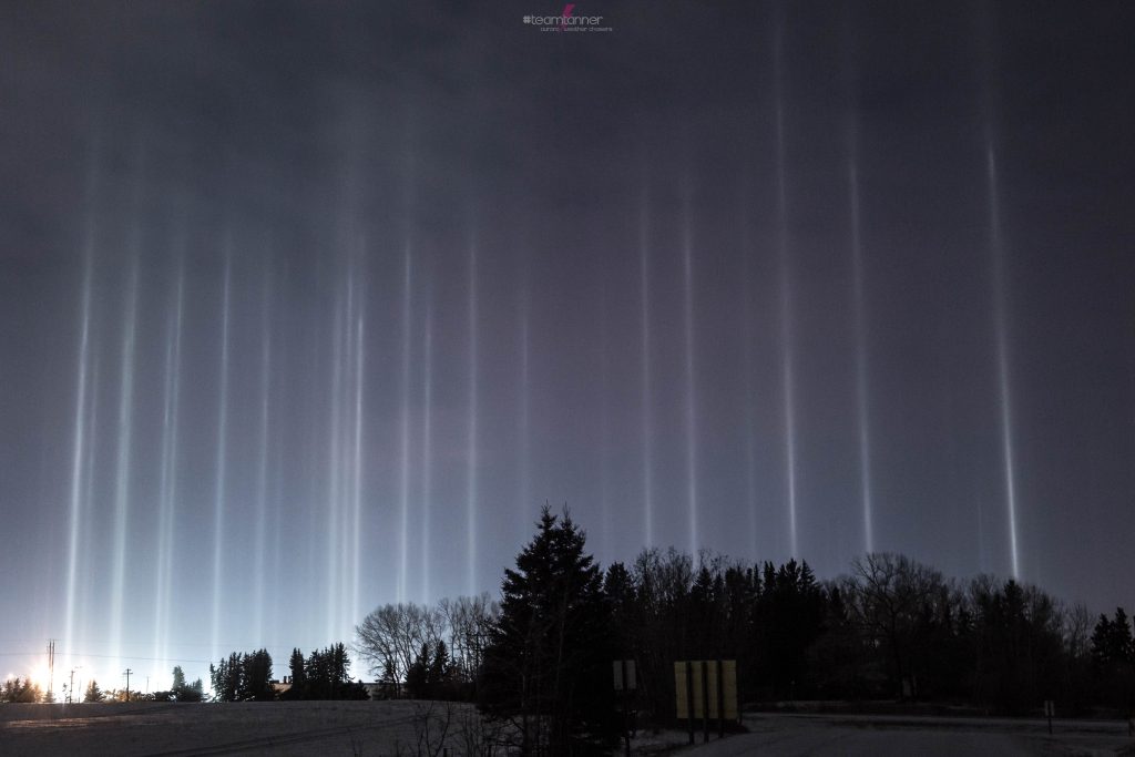 Μαγική εικόνα: Λαμπερές ακτίνες φωτίζουν τον ουρανό του Καναδά