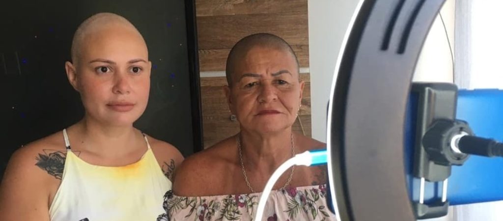 Μάνα είναι μόνο μία – Μητέρα ξυρίζει το κεφάλι της για συμπαράσταση στην άρρωστη κόρη της (βίντεο)
