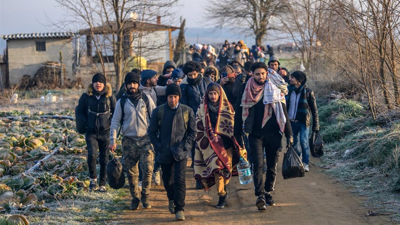 Δημιουργούν «πόλεις» χιλιάδων αλλοδαπών στα σύνορα σε Έβρο και Αιγαίο: «Θα είναι προσωρινής κράτησης» λέει ο Ν.Μηταράκης