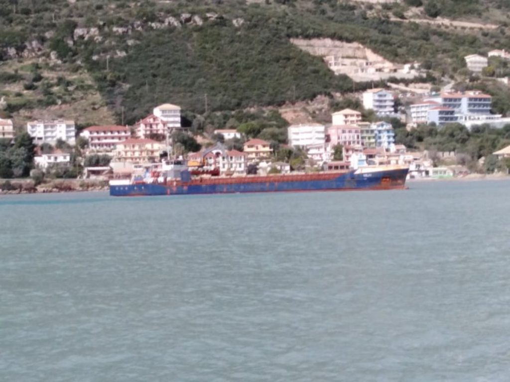 Λευκάδα: Αποκολλήθηκε το φορτηγό πλοίο που είχε προσαράξει σε αβαθή
