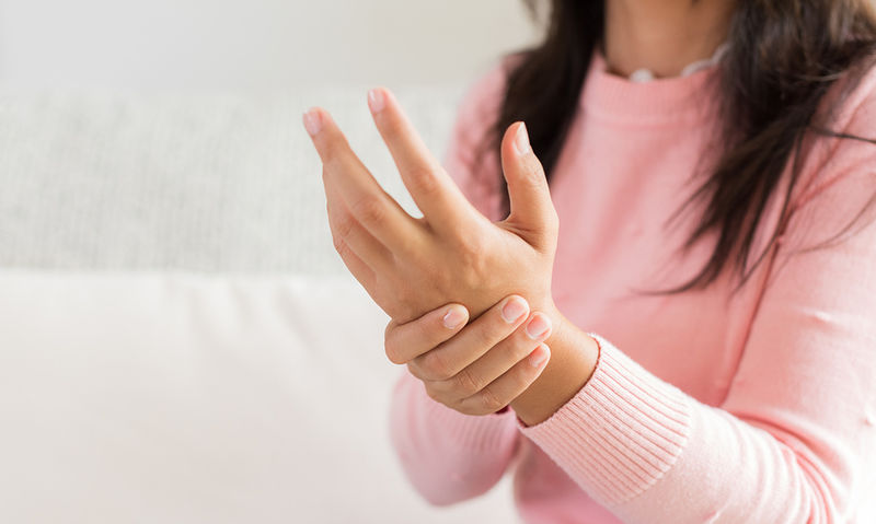 Μούδιασμα στα δάχτυλα: Για αυτές τις παθήσεις προειδοποιεί