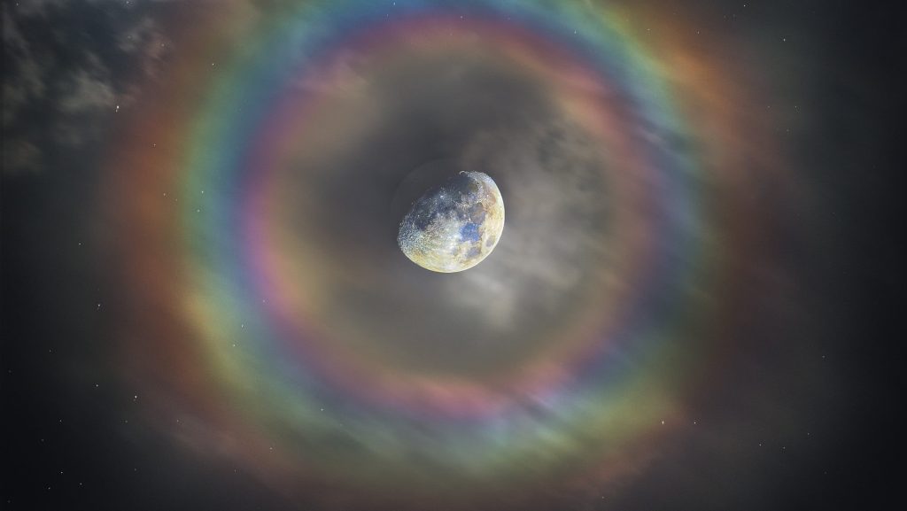 Το φεγγάρι «περικυκλώθηκε» από ένα ουράνιο τόξο (φωτό)