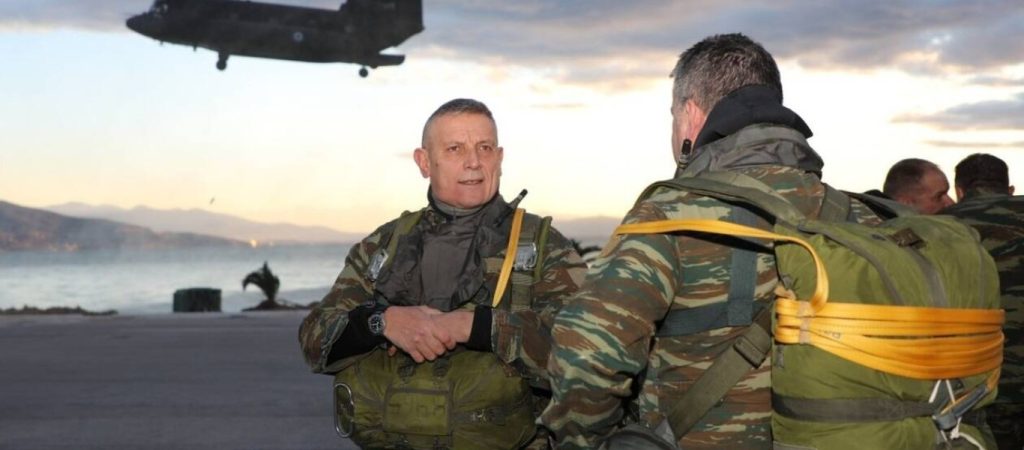 Αρχηγός ΓΕΕΘΑ: Πήρε μέρος σε επιχειρησιακή εκπαίδευση – Έκανε άλμα από Σινούκ (βίντεο)