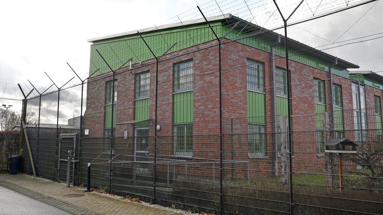 Ο δυστοπικός κόσμος που δημιουργούν οι ευρωπαϊκές ηγεσίες: Φυλακές για αρνητές και ξενοδοχεία καραντίνας (φώτο-βίντεο)