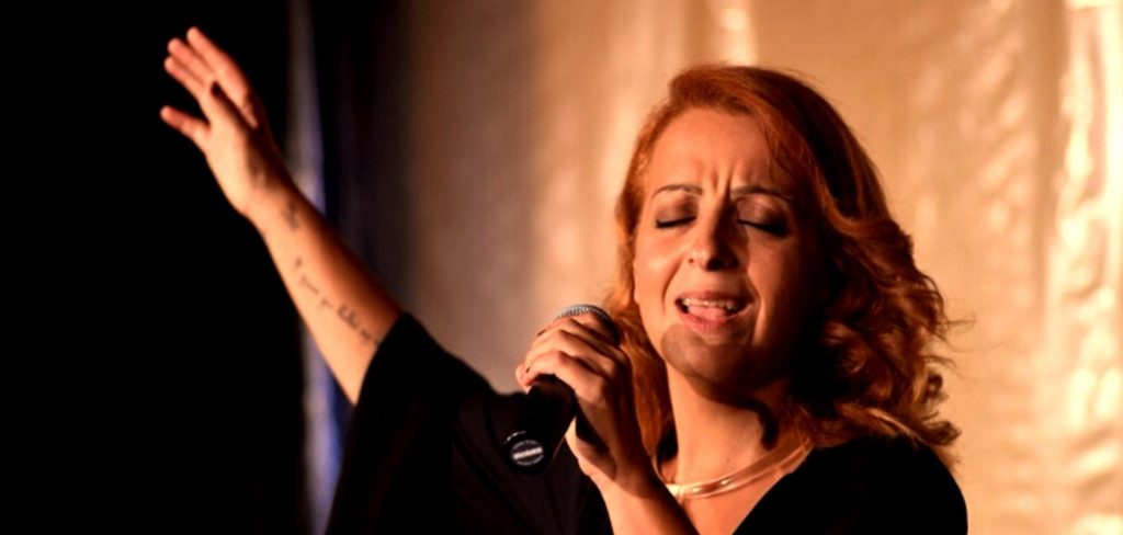 Τραγουδίστρια καταγγέλλει: «Γνωστός μουσικοσυνθέτης με κυνηγούσε γυμνός μέσα στο σπίτι του»