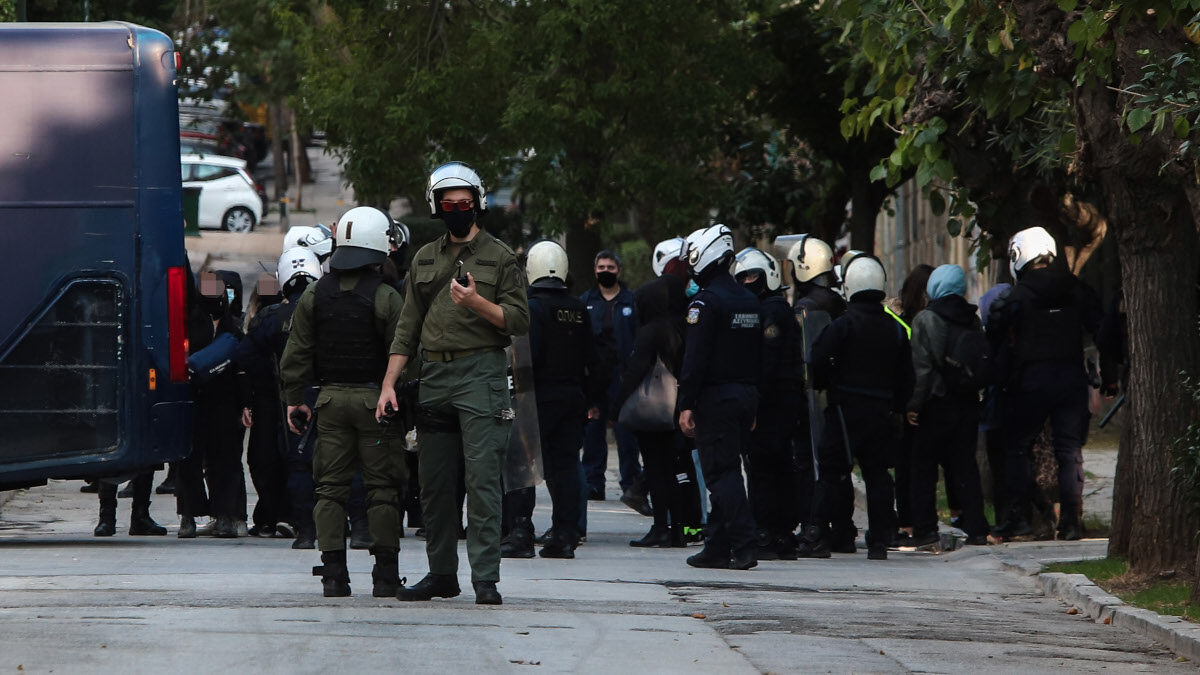 Επεισόδια σε συγκέντρωση για τον Δ.Κουφοντίνα – Χημικά και προσαγωγές (βίντεο)