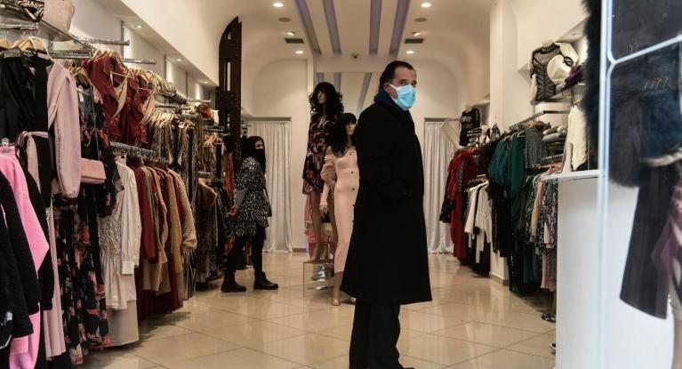 Αδ. Γεωργιάδης «ρίχνει» το lockdown στους πολίτες: «Ο συνωστισμός στις αγορές έφερε τα νέα μετρά»