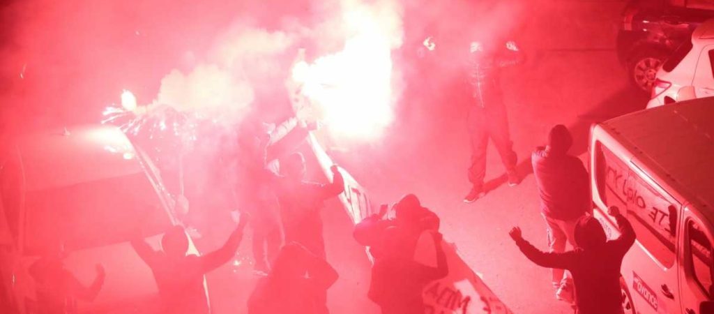 Στο ξενοδοχείο της αποστολής οι οπαδοί της ΑΕΚ – «Σταματήστε να ξεφτιλίζετε την ΑΕΚ»