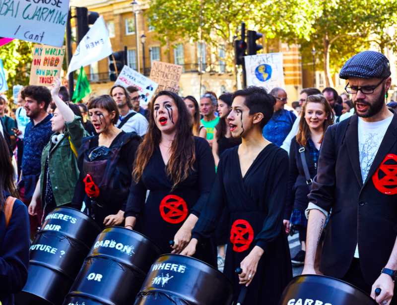 «Όταν η τρέλα δεν πάει στα βουνά»: «Κίνημα» γυναικών στη Βρετανία κατά των γεννήσεων για να σωθεί το… κλίμα