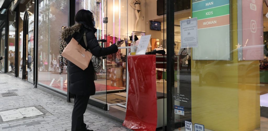 Τρομερές πατέντες από «κυβέρνηση των λοιμωξιολόγων»: Οι κοσμηματοπώλες θα δίνουν κοσμήματα… έξω από τα καταστήματα!