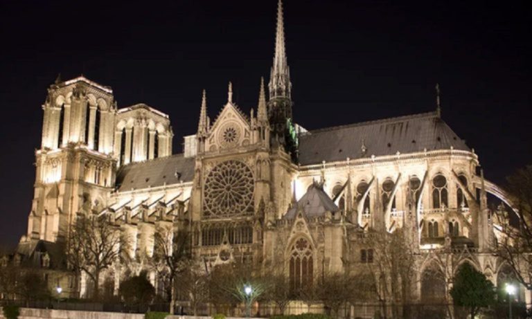 Ποια ελληνική λέξη ήταν η έμπνευση του Ουγκώ για την Παναγία των Παρισίων