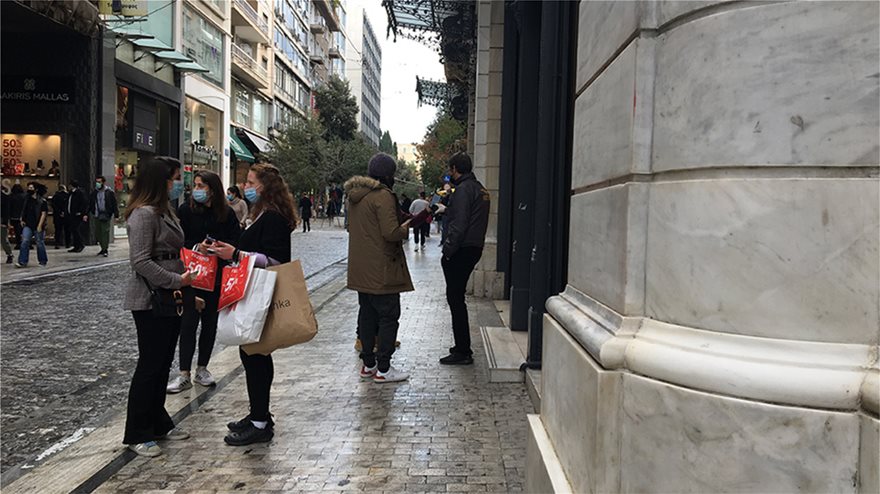 Μειωμένη η κίνηση στην Ερμού την πρώτη μέρα των νέων μέτρων (φωτο)