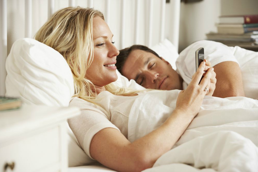 Ντεντέκτιβ αποκαλύπτει τα δέκα αλάνθαστα σημάδια που δείχνουν… απιστία