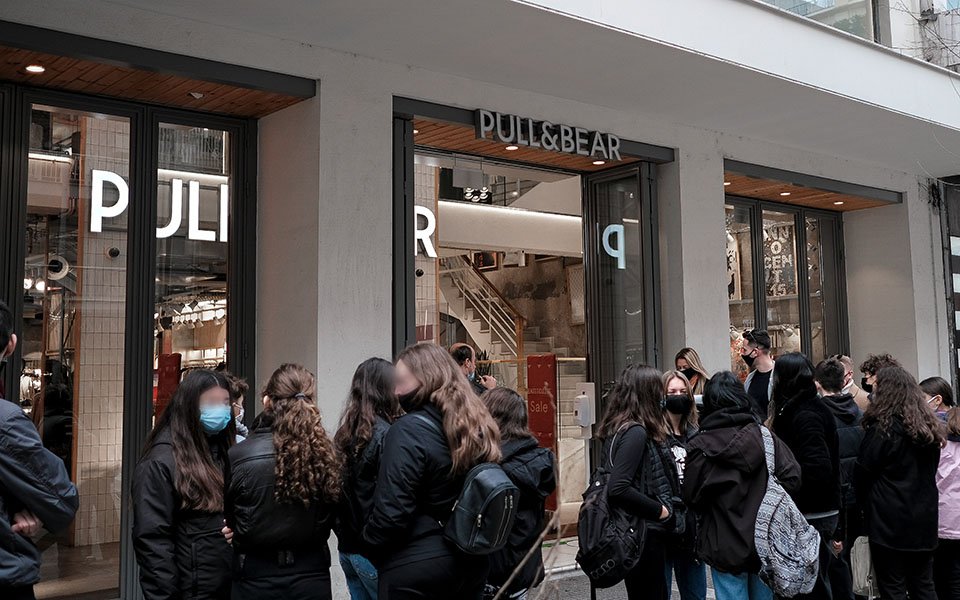 Μεγάλες ουρές στα καταστήματα της Θεσσαλονίκης – Ξεχύθηκε στην αγορά ο κόσμος (βίντεο)