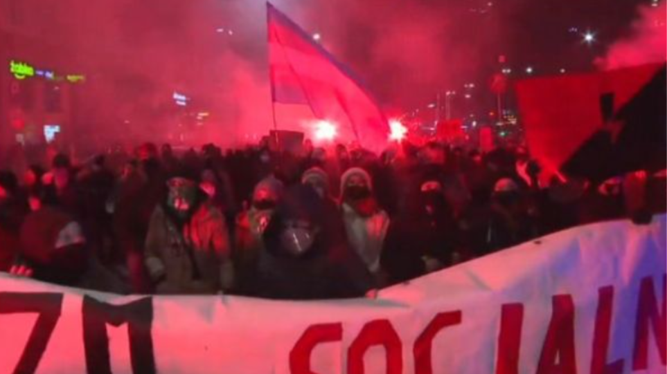 Φεμινιστικές οργανώσεις και ακτιβιστές στους δρόμους της Βαρσοβίας μετά την απαγόρευση των αμβλώσεων