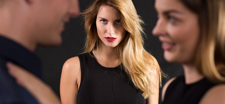 Τρία πράγματα που πρέπει να κάνεις αν θέλεις να σταματήσεις να ζηλεύεις