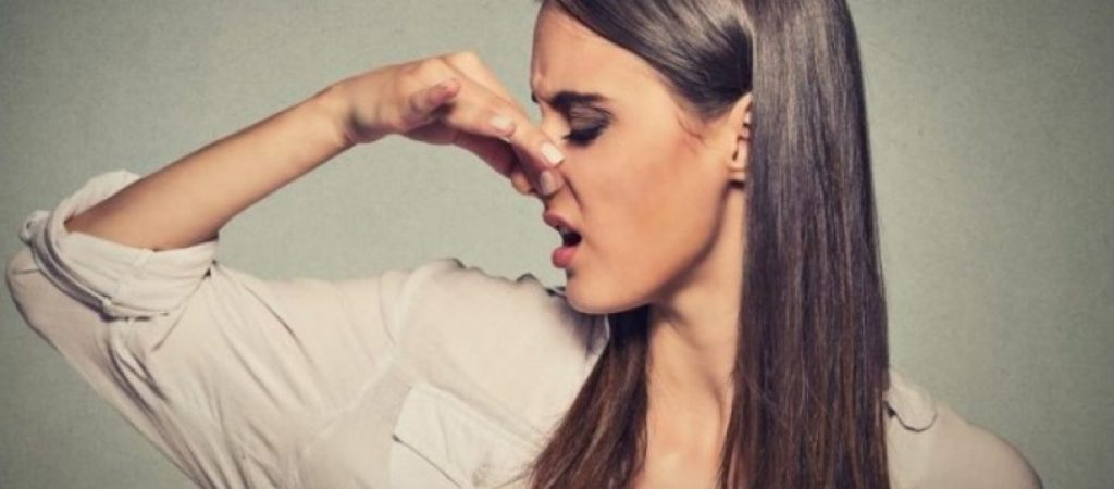 Τέσσερις τροφές που προκαλούν δυσοσμία στο σώμα μας