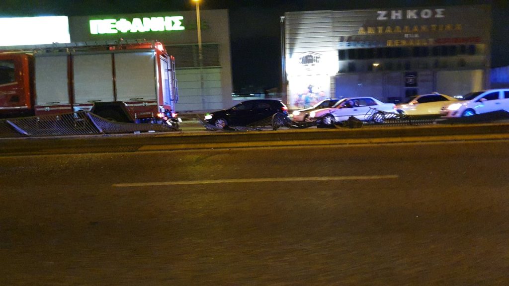 Σοβαρό τροχαίο στον Κηφισό – Ι.Χ. καρφώθηκε στο διαχωριστικό (φωτό)
