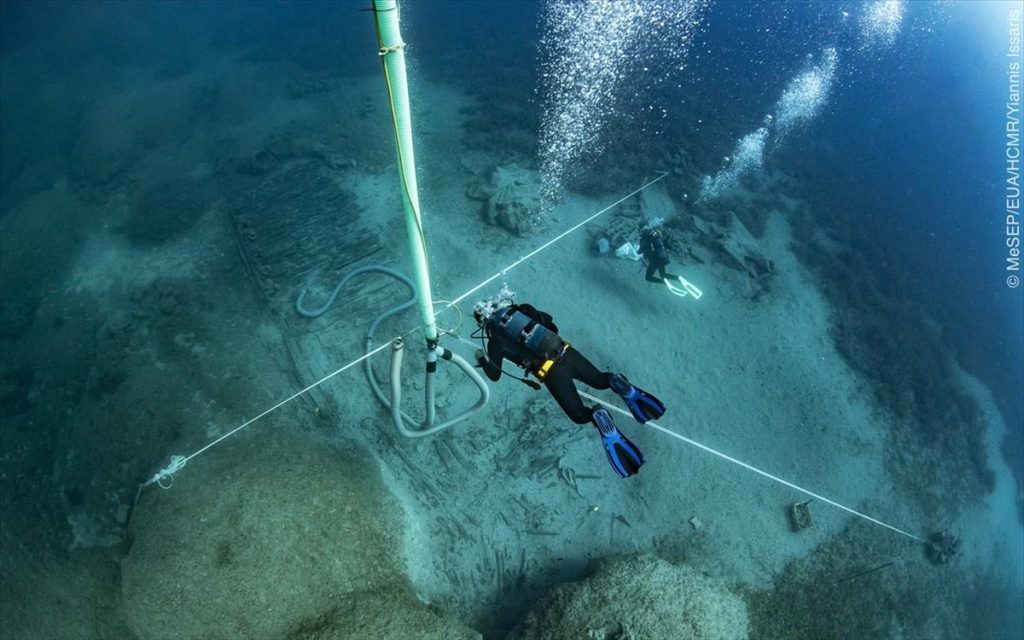 Υποβρύχια έρευνα στο ναυάγιο «Μέντωρ» – Βρέθηκαν προσωπικά αντικείμενα των επιβατών