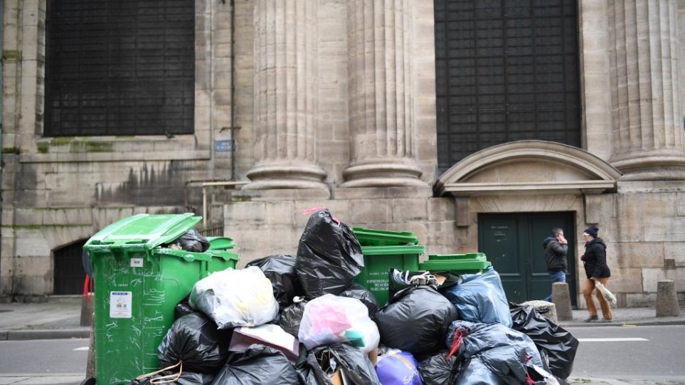Παρίσι: Οδοκαθαριστής έγινε διάσημος στο TikTok κάνοντας απλά… «λαμπίκο» τους δρόμους (βίντεο)