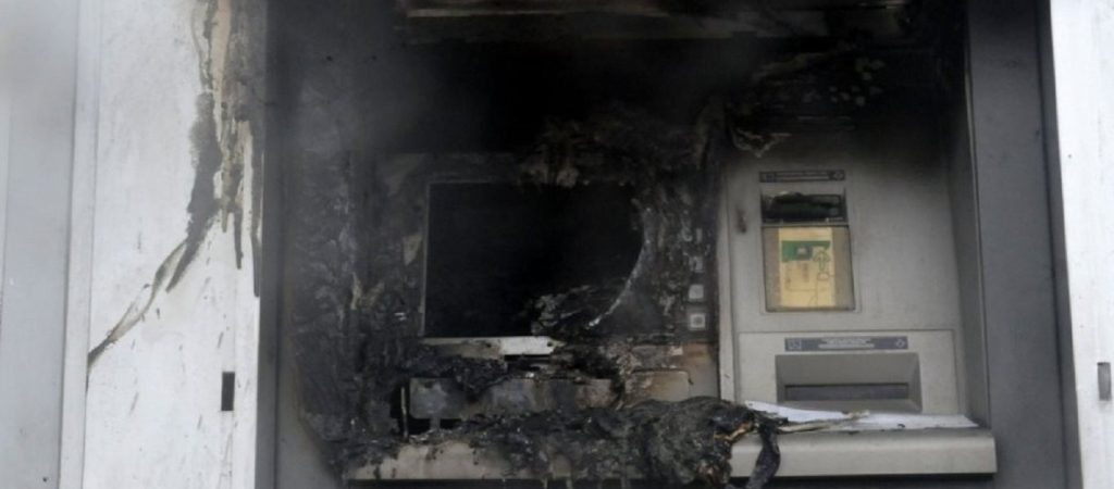 Μπαράζ εμπρησμών σε ΑΤΜ και τράπεζες σε Αθήνα και Γλυφάδα
