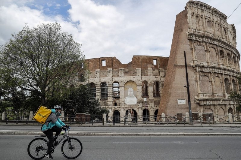 Ιταλία: Χαλαρώνει τα μέτρα κατά του κορωνοϊού – Το Κολοσσαίο ανοίγει και πάλι για το κοινό