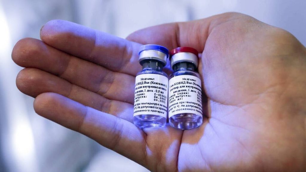 Η Ρωσία είναι έτοιμη να μοιραστεί την τεχνογνωσία της για τα εμβόλια κατά του κορωνοϊού με την ΕΕ – Τι κάνουμε εμείς;