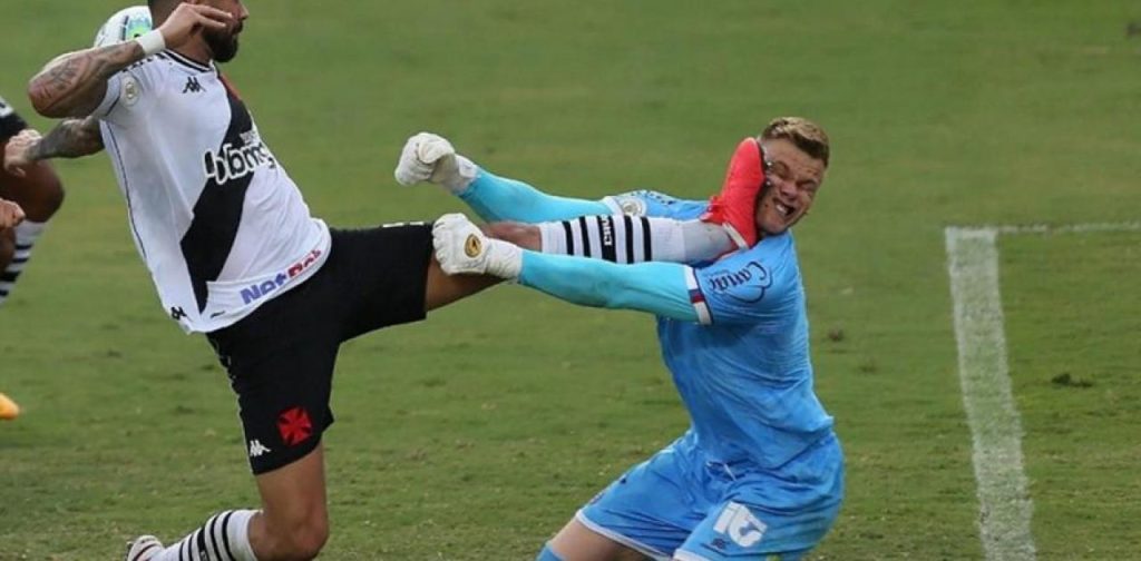 Απίστευτο χτύπημα: Τερματοφύλακας δέχθηκε χτύπημα στο πρόσωπο με τις τάπες (φωτό)