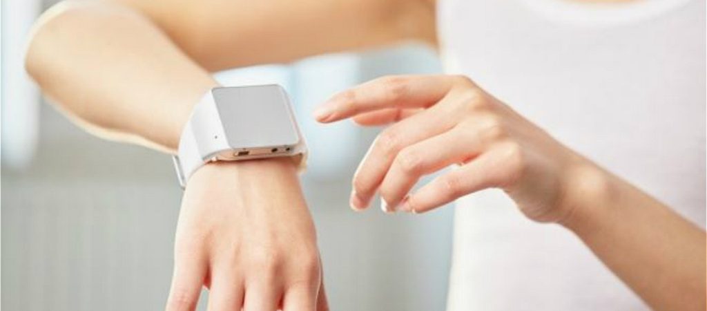 Καινοτομία από μαθητές – Σχεδίασαν smartwatch για άτομα με προβλήματα ακοής