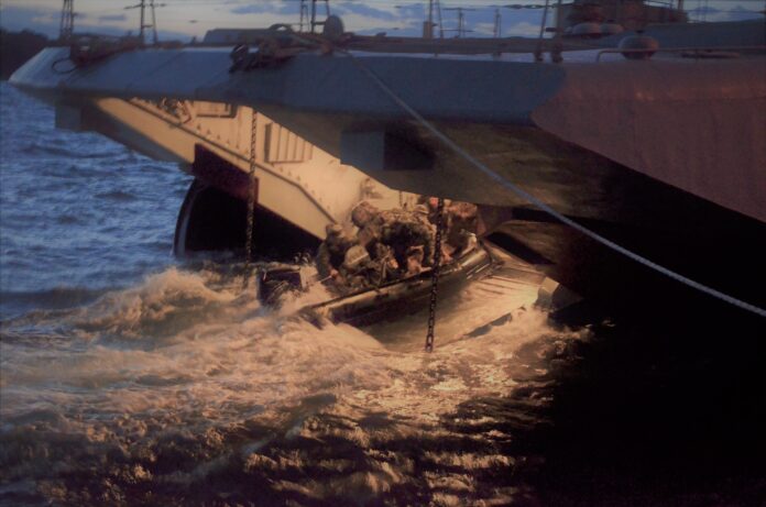 Άσκηση συνεργασίας Ζ’ ΜΑΚ με ZUBR – Σενάριο νυχτερινής ανακατάληψης βραχονησίδας (φώτο)