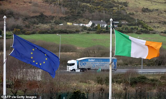 Βόρεια Ιρλανδία: Η ΕΕ αποσύρει το προσωπικό της από τα σημεία τελωνειακού ελέγχου