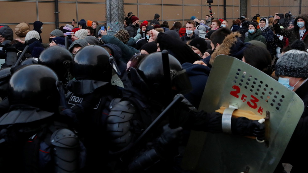 Διαδηλωτές στο κέντρο της Μόσχας μετά την απόφαση για Ναβάλνι