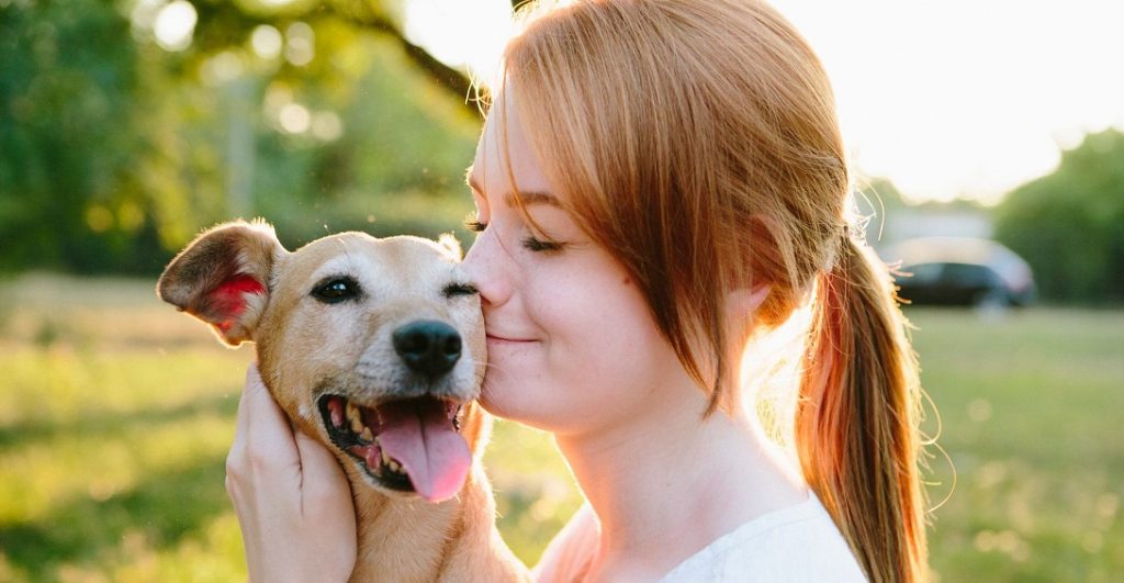 Δείτε τι μπορεί να συμβεί στην υγεία σας αν «ανταλλάσσετε φιλιά» με το σκύλο σας