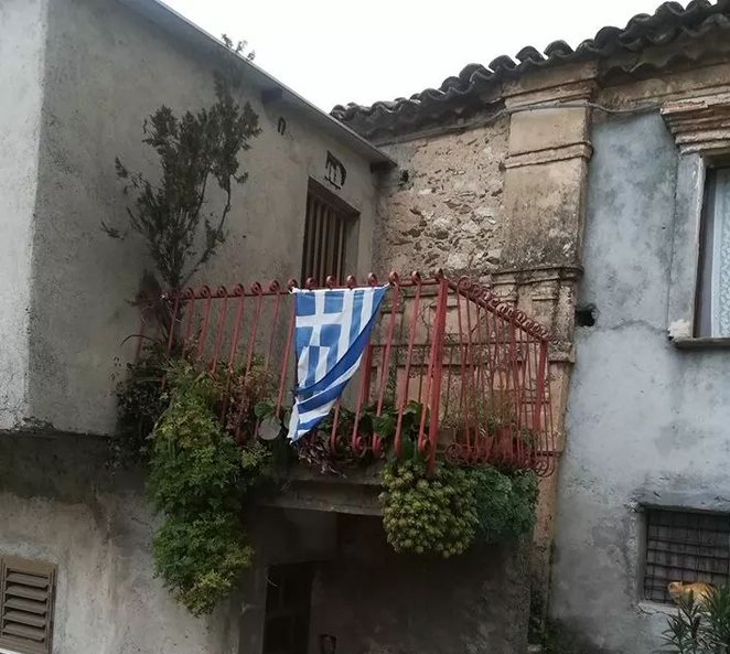 Η ελληνική σημαία κυματίζει στα ελληνικά χωριά της νότιας Ιταλίας