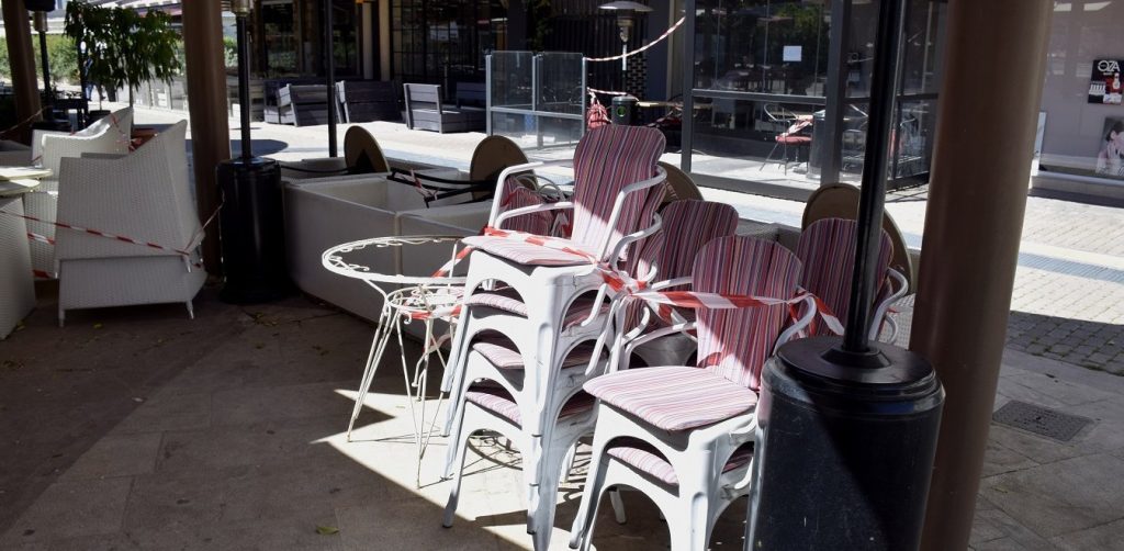 Η κυβέρνηση «καταπολεμάει» την πανδημία βάζοντας… νέες απαγορεύσεις & πρόστιμα σε καφετέριες και take away