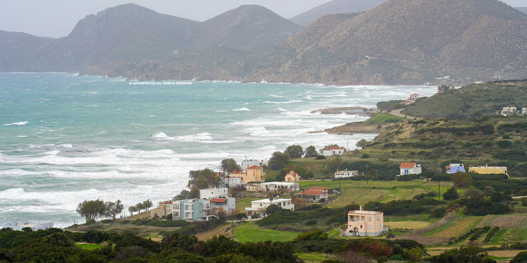 Ασυνήθιστο σκηνικό στη Χίο: Η κακοκαιρία δημιούργησε κύματα 5 μέτρων στην περιοχή Μαύρα Βόλια (βίντεο)