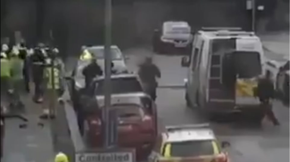 Συναγερμός στο Λονδίνο: Άγνωστος πέταξε μολότοφ κοντά σε συναγωγή (βίντεο)