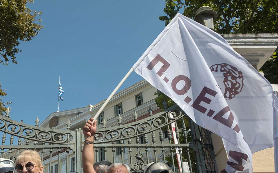 Σκληρή ανακοίνωση ΠΟΕΔΗΝ σε κυβέρνηση: «Μη μας κουνάνε το δάκτυλο αυτοί που τα έκαναν θάλασσα με τους εμβολιασμούς»
