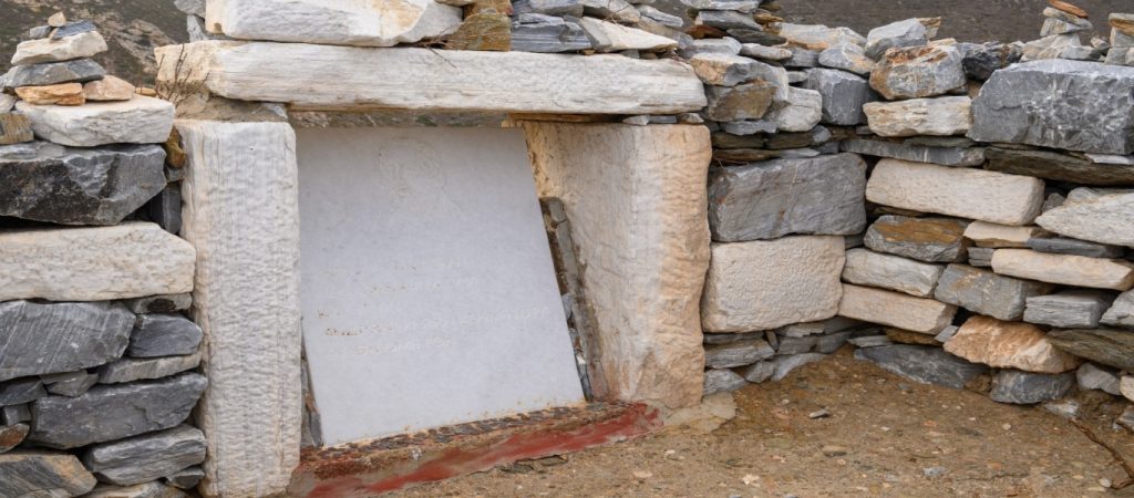 To ελληνικό νησί που βρίσκεται ο «τάφος του Ομήρου» και ο γρίφος γύρω από τον θάνατό του