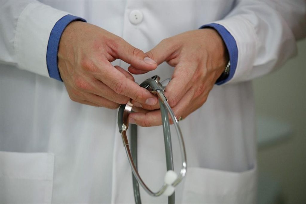 Γιατρός αφαιρεί δόντι από το… αυτί 3χρονου παιδιού (βίντεο)