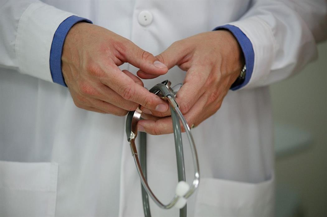 Γιατρός αφαιρεί δόντι από το… αυτί 3χρονου παιδιού (βίντεο)