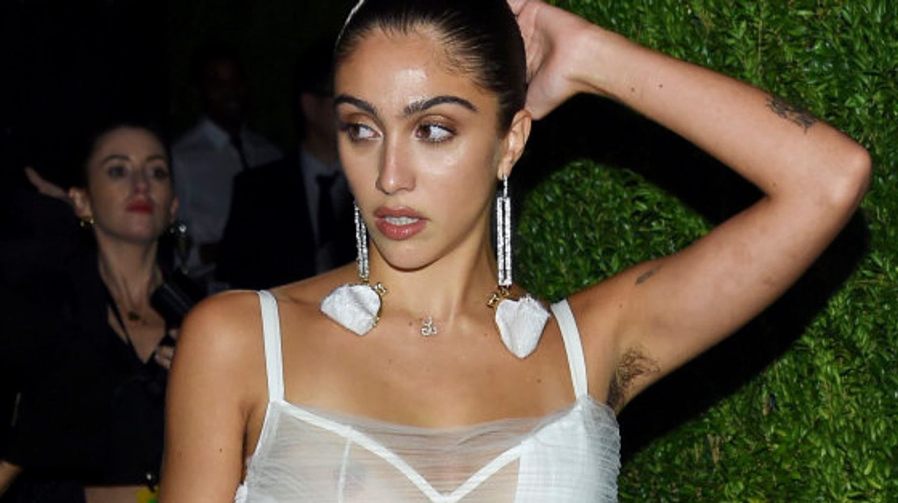 Λούρδη: Η κόρη της Μαντόνα με μικροσκοπικό κόκκινο μαγιό στο Μεξικό (φωτό)