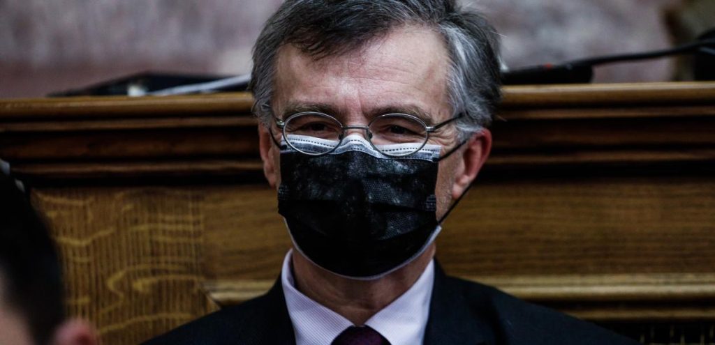 Με διπλή μάσκα εμφανίστηκε ο Σ.Τσιόδρας στο βήμα της Βουλής (φωτό)