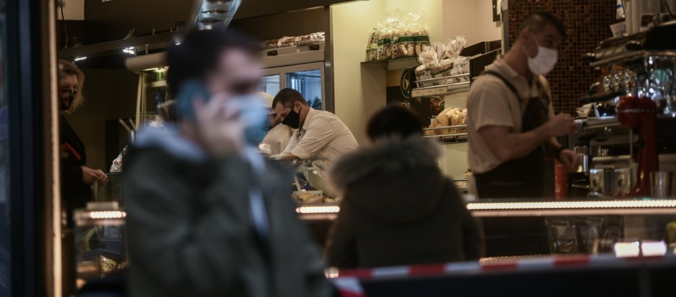 Εκτός εαυτού πελάτες σε καφέ – «Έχουμε φάει τόση ανεργία και μου ρίχνεις πρόστιμο;» (βίντεο)