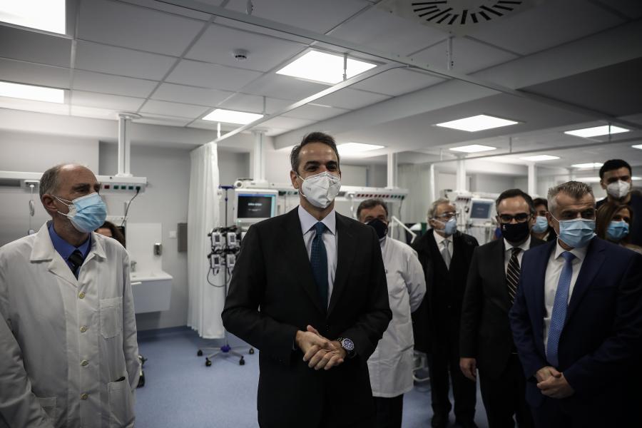 Ο Κ.Μητσοτάκης πήγε στο ΚΑΤ για να «μαλώσει» τους υγειονομικούς για τα εμβόλια και τον αποδοκίμασαν!