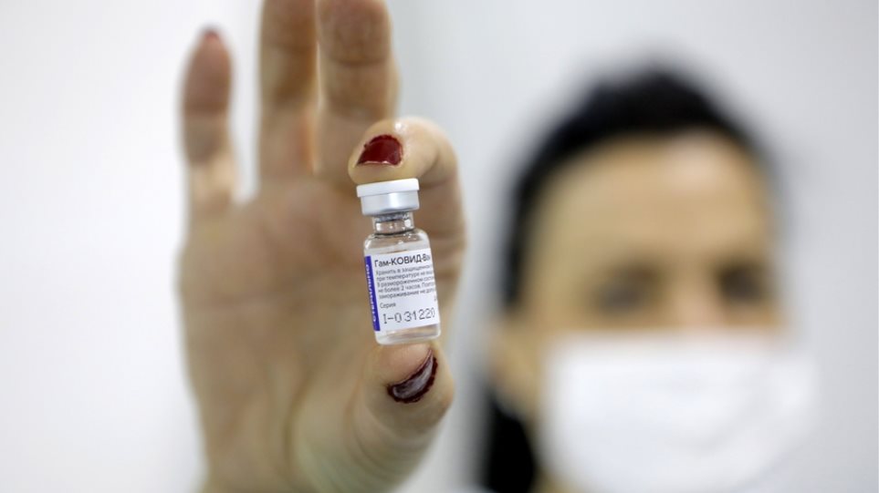 Η ΕΕ «σήκωσε τα χέρια» με τα εμβόλια – Πλέον επιτρέπει στους διπλωμάτες της στη Μόσχα να εμβολιαστούν με το Sputnik-V
