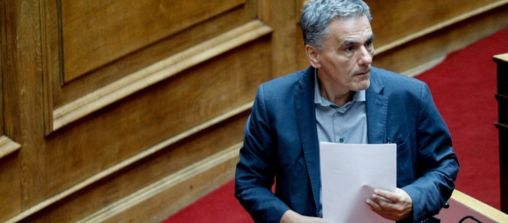 Στην Βουλή ο Ε.Τσακαλώτος με κολάρο και τα ευφυολογήματα με τα πατατάκια!