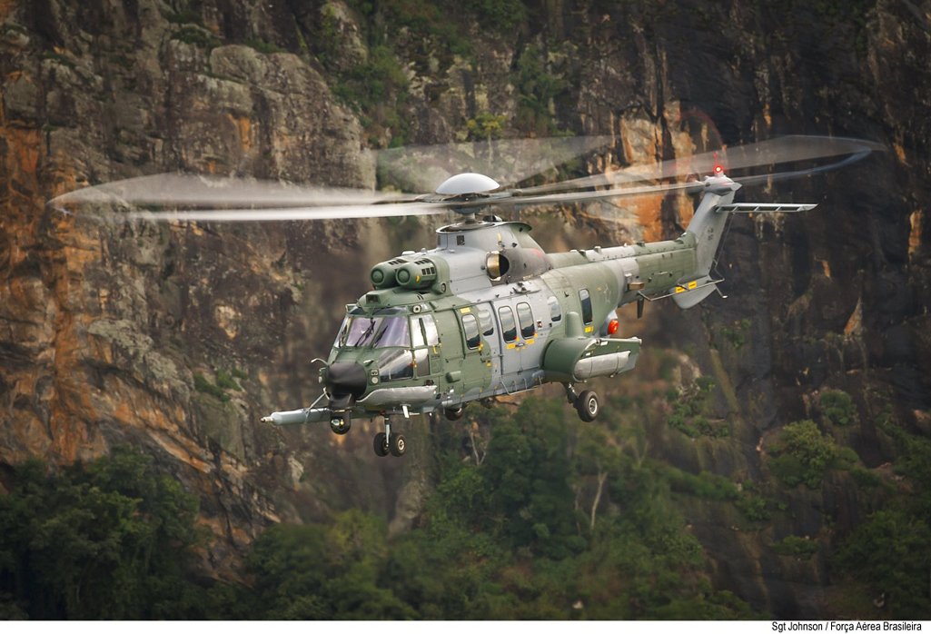 Η Γαλλία επανακάμπτει στην βόρεια Συρία; Super Puma σε χαμηλή πτήση